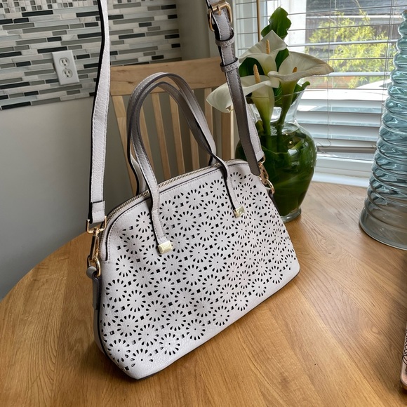 Greige doily pattern purse with removable shoulder strap - Picture 9 of 15